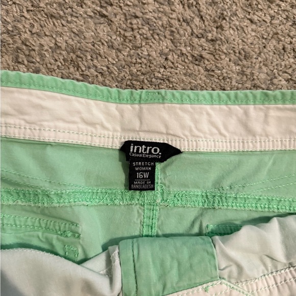 intro. Green Cargo Shorts Relaxed Fit - Picture 3 of 3